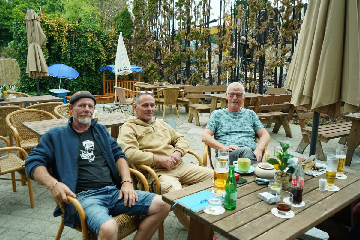 Gäste sitzen auf der Terrasse.